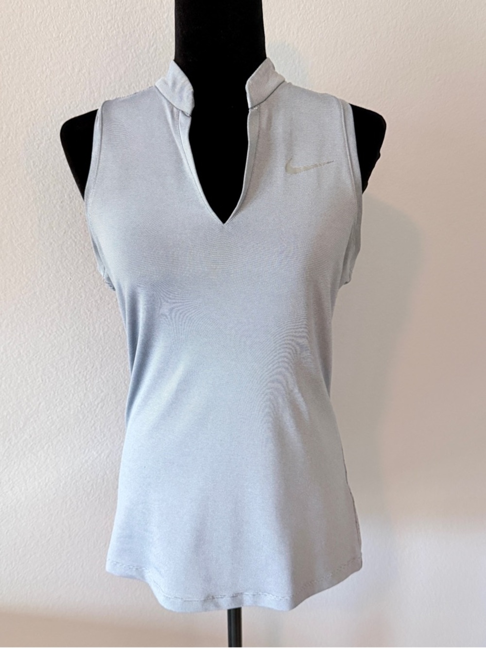 Nike Women’s Sleeveless Golf  V-neck Performance Top - Gray Size Small